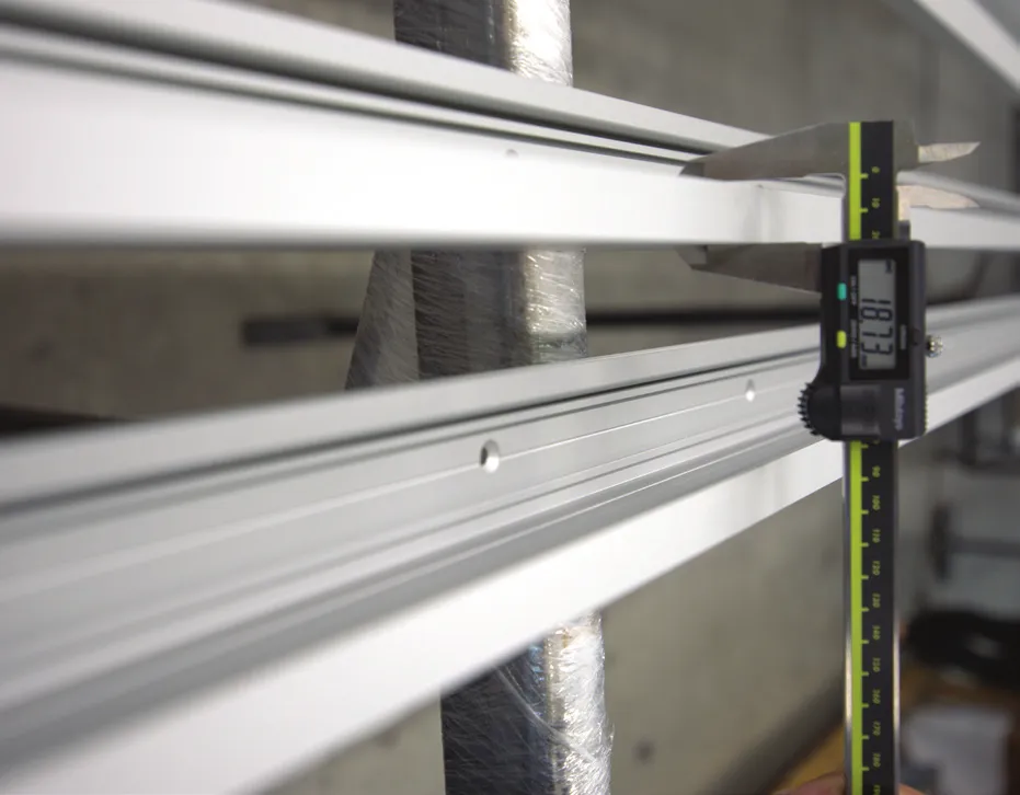 Measuring an aluminium profile at the end of the line