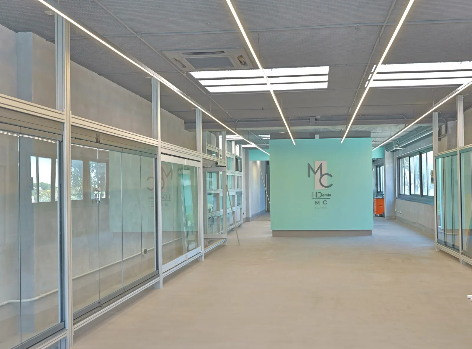 The HD-Emia classroom in San Giovanni in Marignano, with the HD-Emia logo on the back wall and system glazing along the walls
