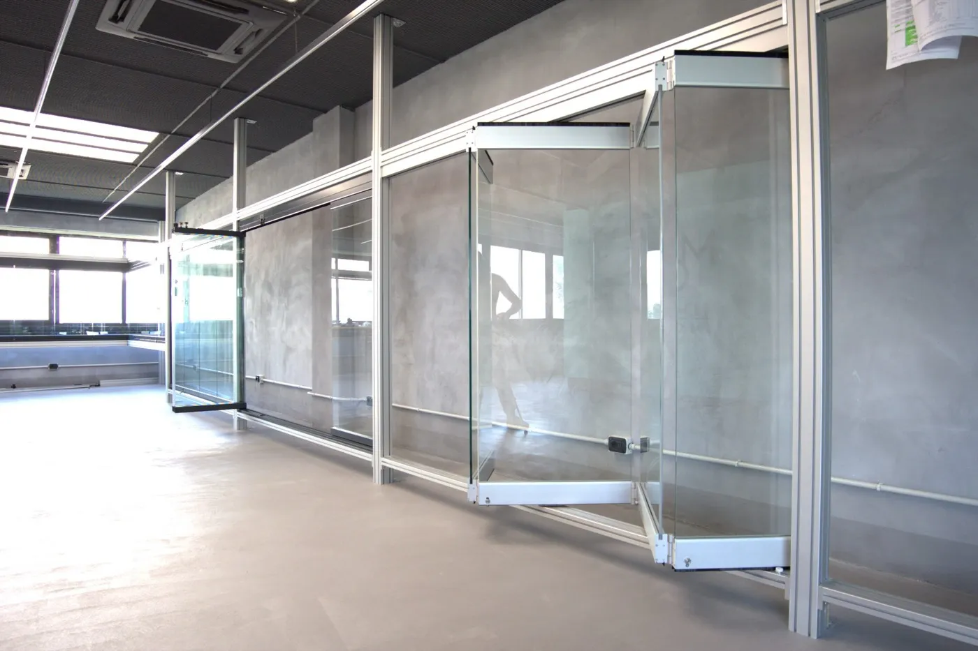 Folding glass panels fitted in the HD-Emia classroom for hands-on practice