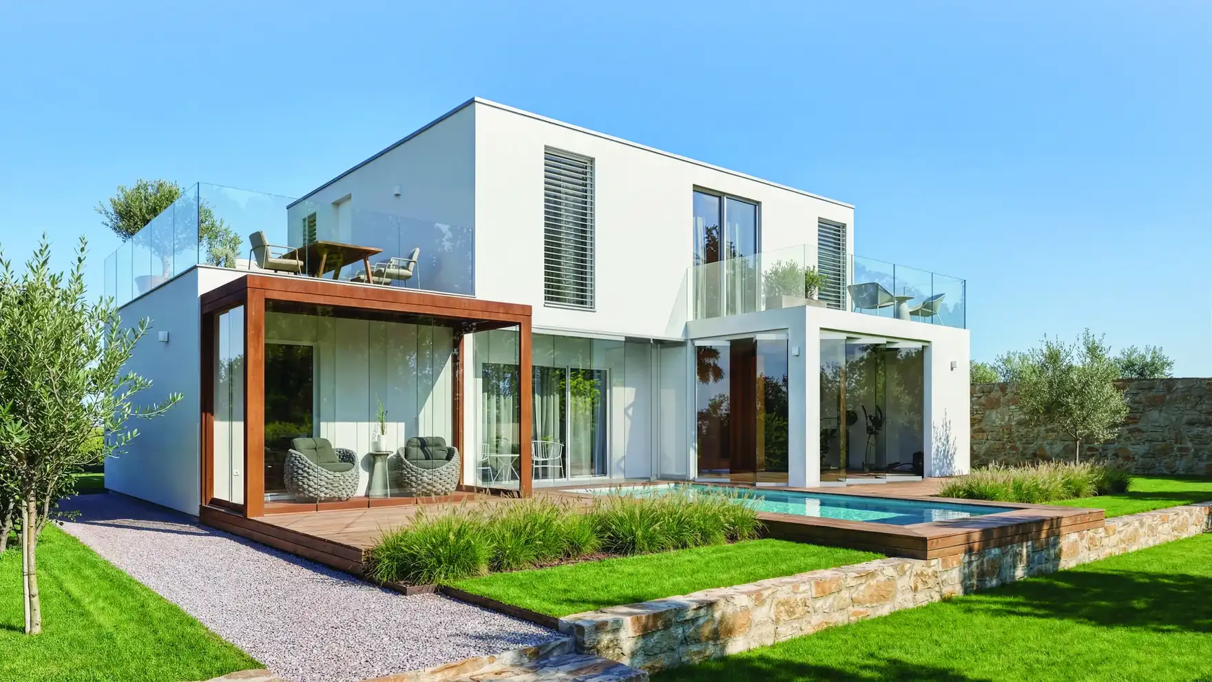 Villa with MC Slide sliding glazing on the veranda and a pool in the garden