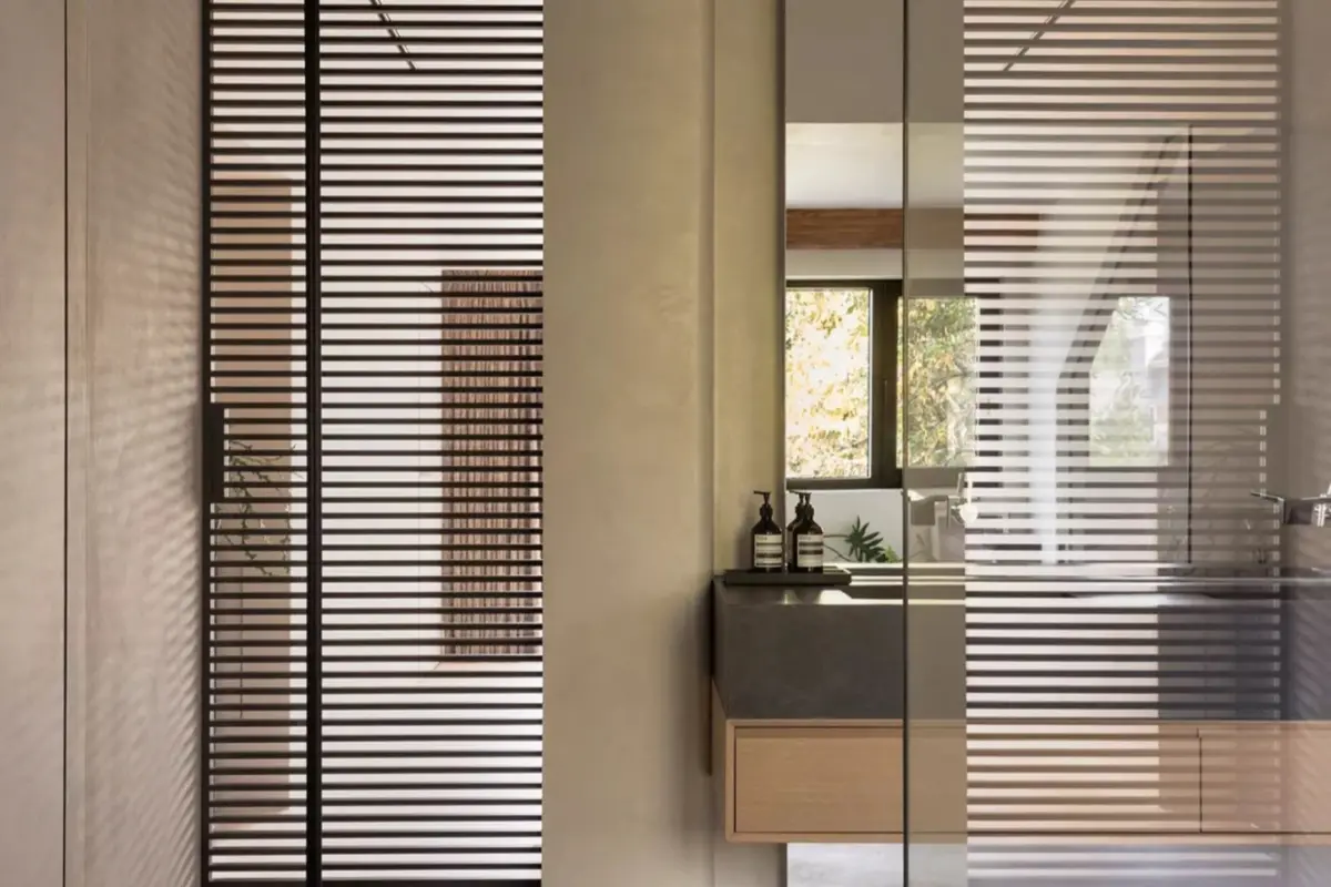 Frontal partition wall in an interior space