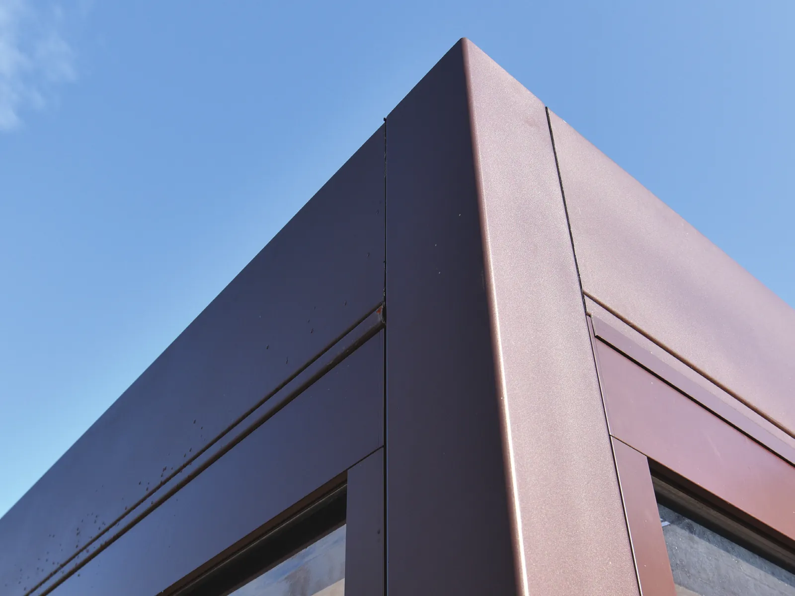 Corner of the structure with the Sliding Floor top profiles against the sky