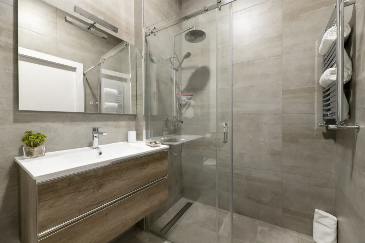 Ghibli Quadro shower enclosure next to the bathtub