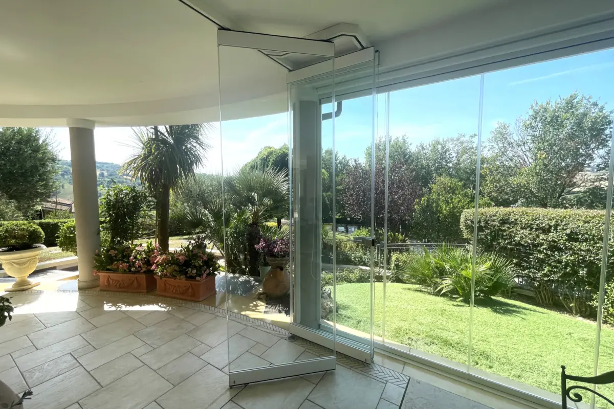 Parking glazing overlooking the garden of a villa