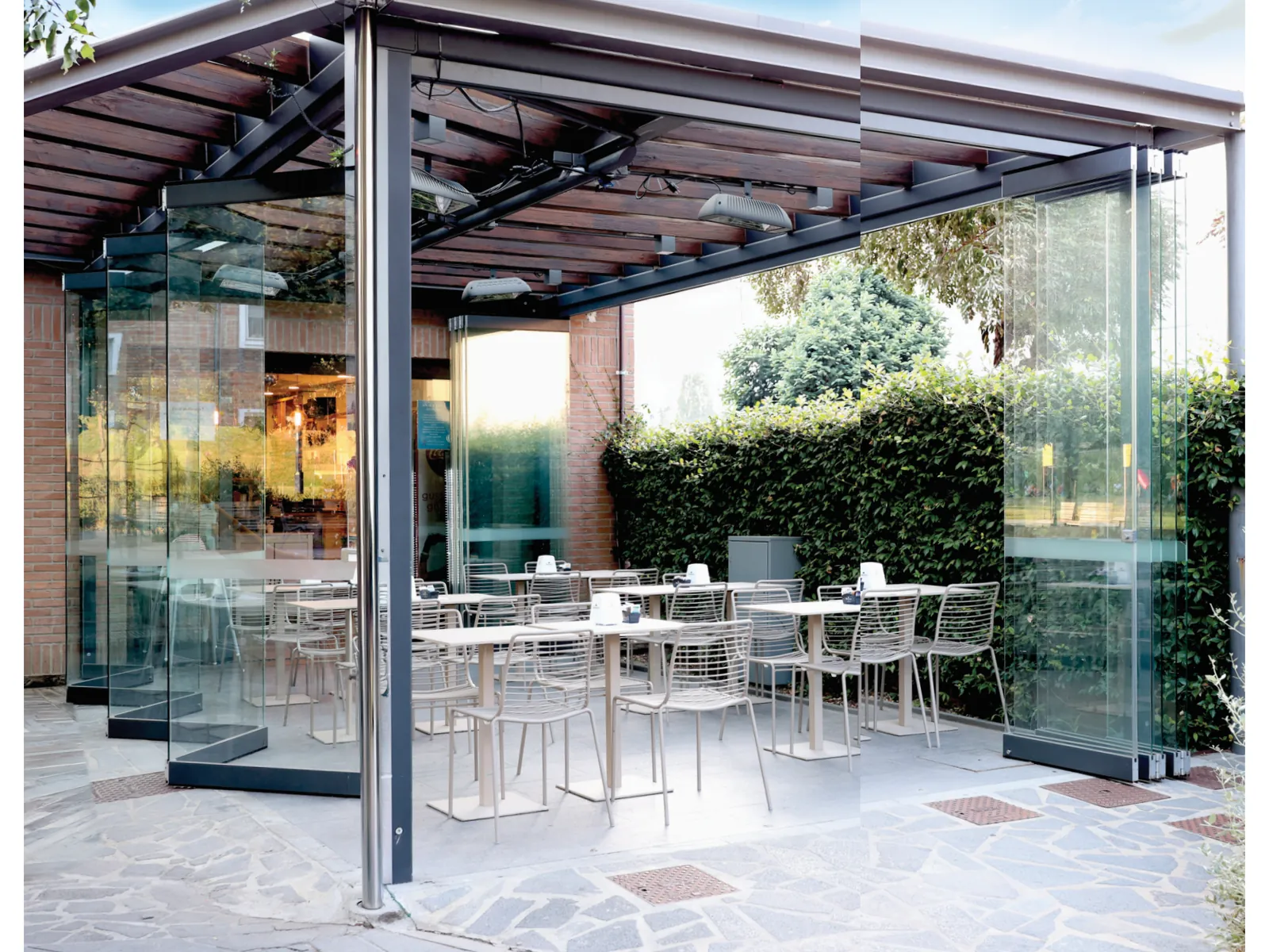 Dehor di un ristorante sotto una pergola, chiuso con Folding