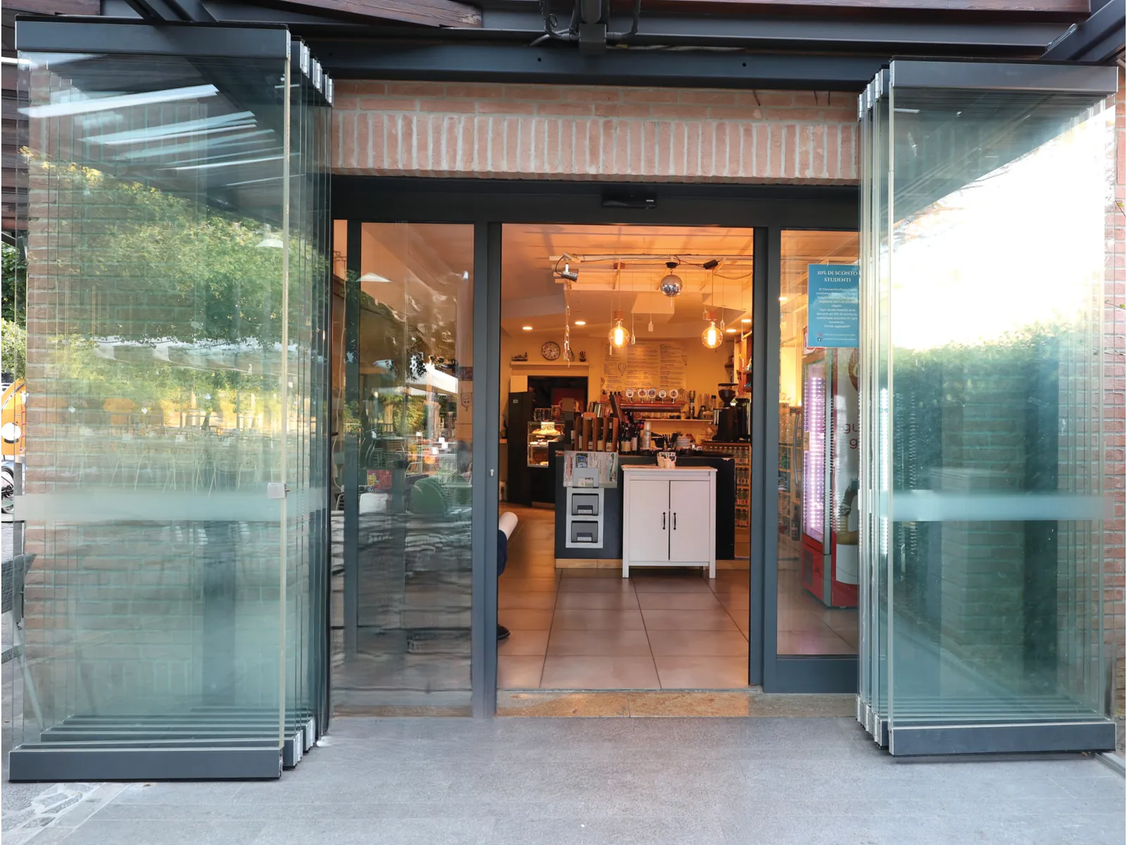 Ingresso di un locale con le ante Folding aperte ai due lati
