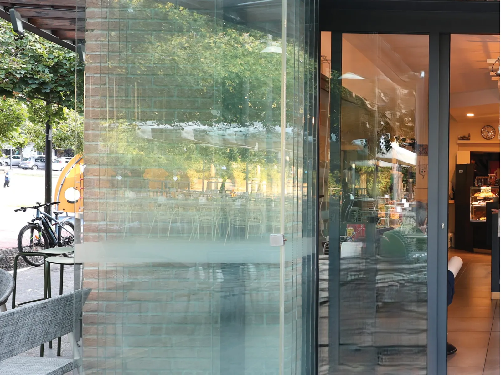 Ante Folding impacchettate accanto all’ingresso di un locale