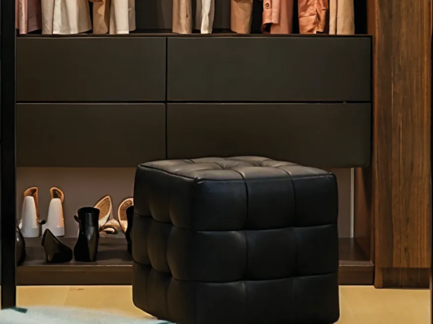 Cabina armadio con ante Fusion e pouf in pelle