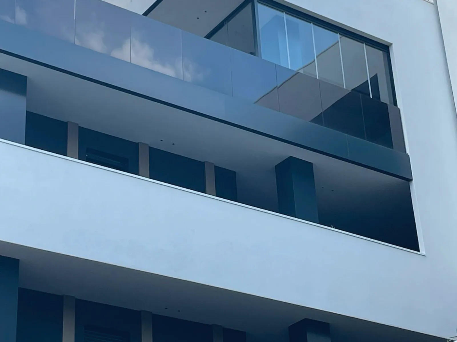 Balconi di un condominio chiusi con Libra, visti dal basso