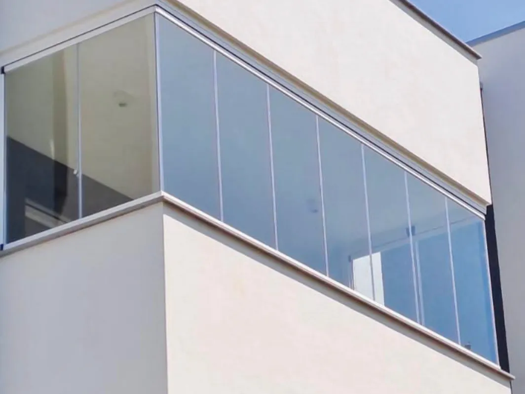 Balcone d’angolo chiuso con Libra su una facciata bianca