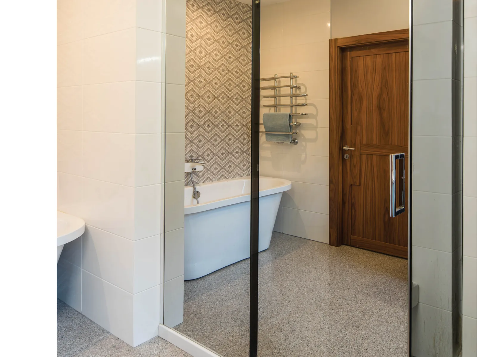 Lux in un bagno con vasca, visto dalla porta