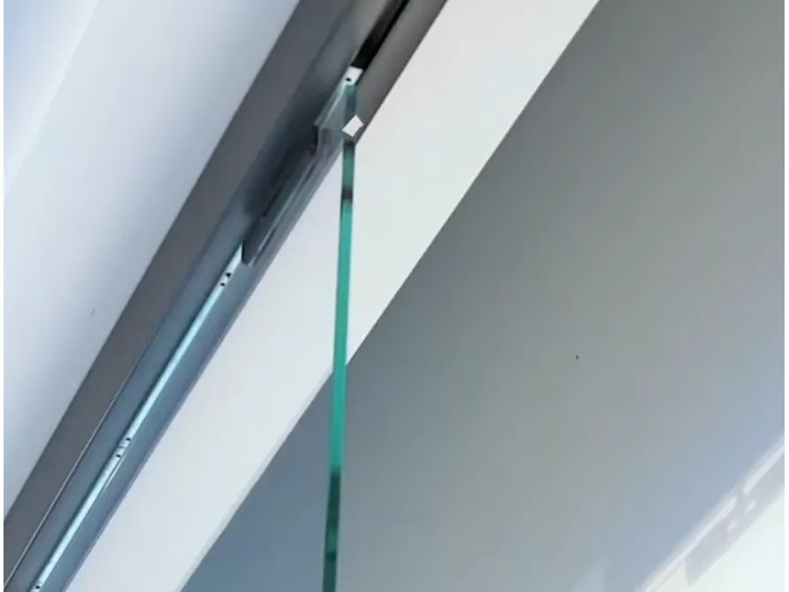 Dettaglio del profilo Maglev e del bordo del vetro