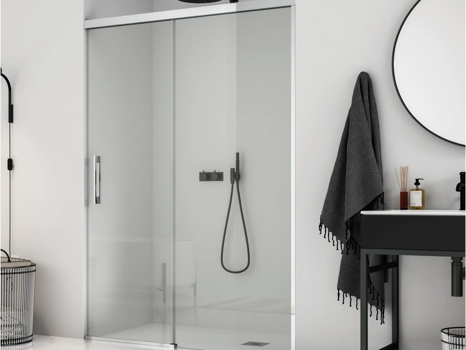 Box doccia Shower con profili neri in un bagno bianco