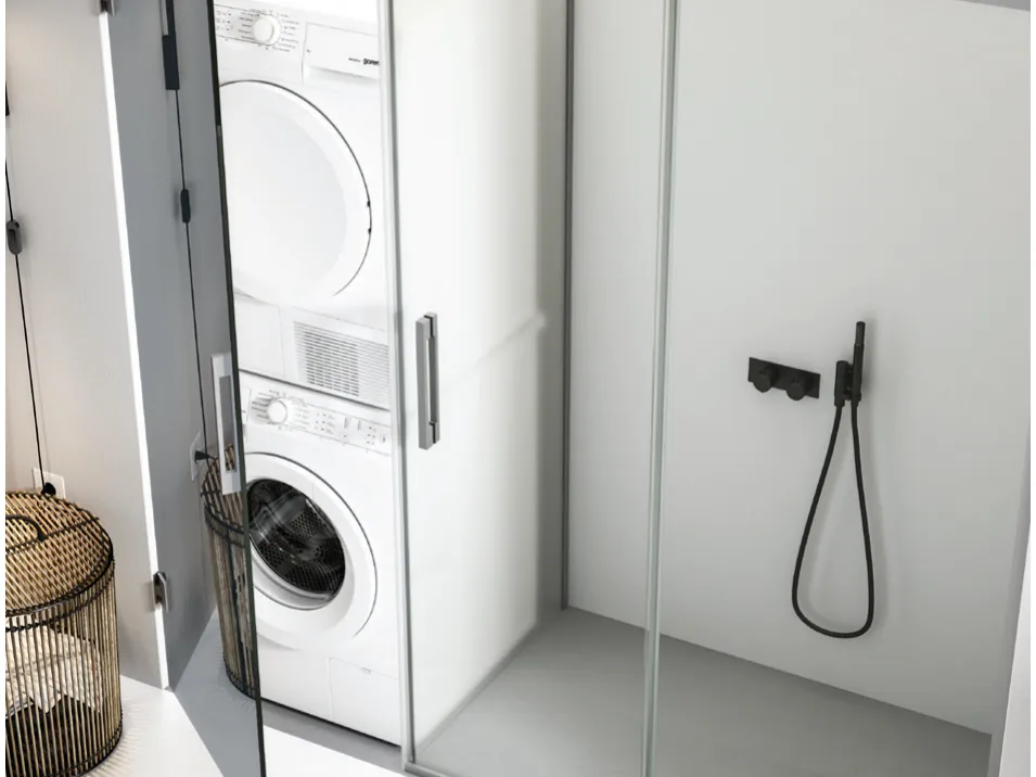 Shower accanto alla lavatrice in un bagno piccolo