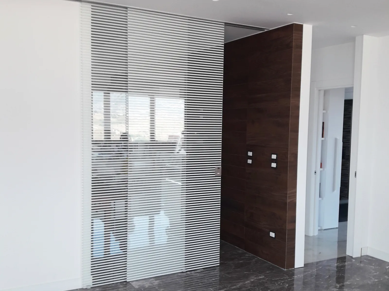 Ante Sky raso soffitto in un ingresso con pavimento in marmo