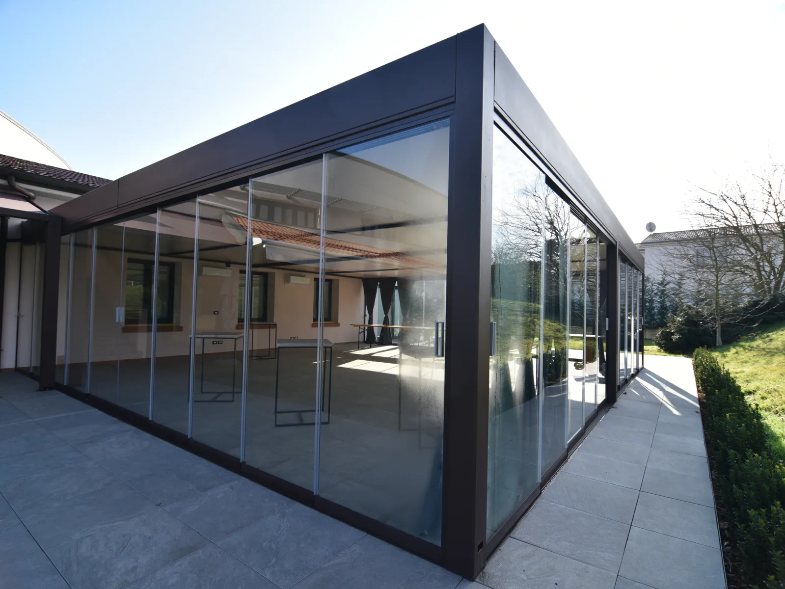 Bacco site: Sliding Floor with bronze profiles just installed, curtains inside