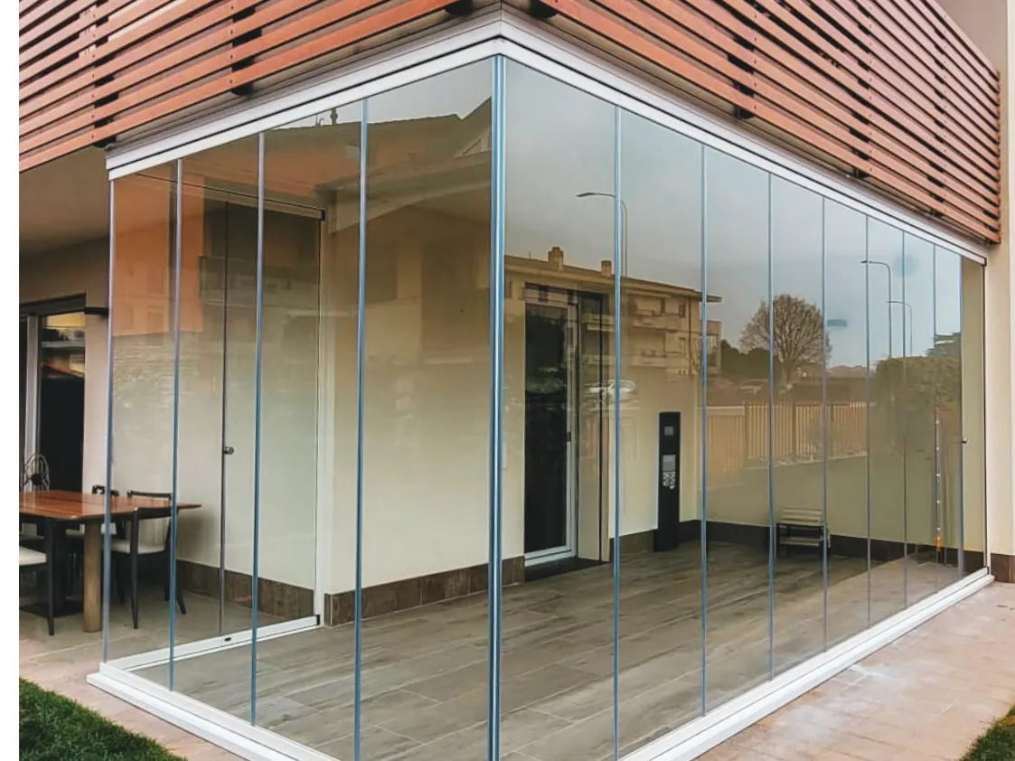 Portico d’angolo chiuso con Starglass sotto una facciata a doghe di legno