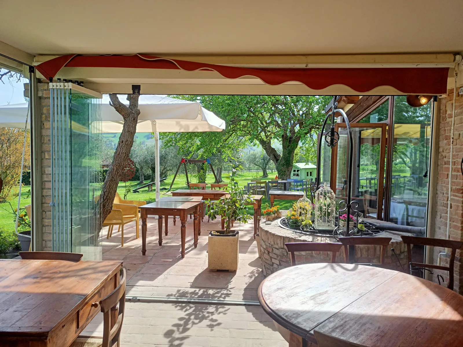 Starglass con le ante impacchettate apre il dehor sul giardino